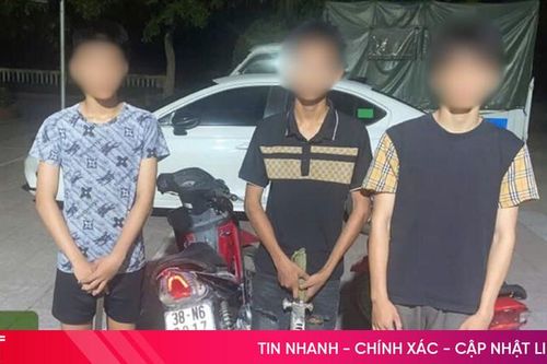 3 thanh niên 'đầu trần' mang theo hung khí trên xe máy