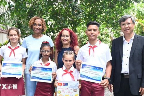 Trao giải cuộc thi viết, vẽ tranh của học sinh Cuba về quan hệ với Việt Nam