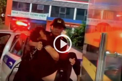Hà Nội: Tài xế đột quỵ bất tỉnh trên cao tốc được CSGT đưa đi cấp cứu kịp thời