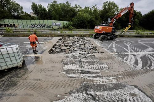 Đường cao tốc 'không giới hạn tốc độ' Autobahn của Đức bị nứt sau đợt nắng nóng