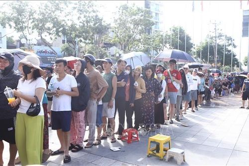 Người dân xếp hàng mua vé chung kết bóng chuyền nữ VTV Cup 2025