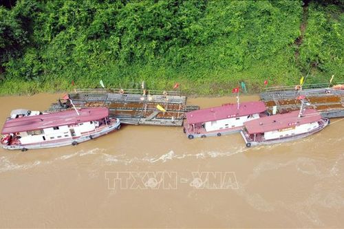 Vận hành lại phà quân sự ở khu vực cầu Phong Châu