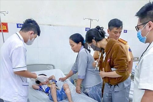 Cảnh sát giao thông đưa cháu bé có nguy cơ vỡ bàng quang đến bệnh viện kịp thời