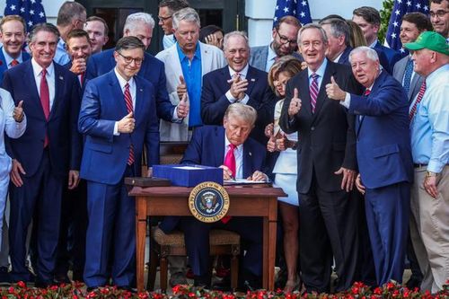 Ông Trump ký ban hành 'siêu dự luật' thành luật, xác lập chiến thắng lập pháp quan trọng nhất nhiệm kỳ hai