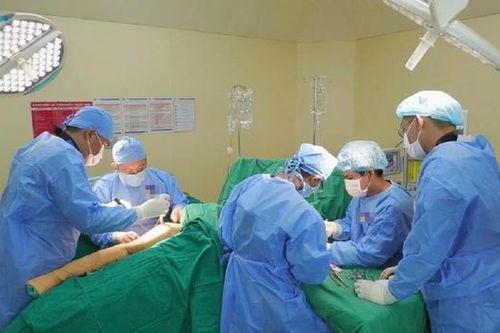 Người phụ nữ 44 tuổi bị máy cày đè gãy nhiều xương, gây chấn thương nghiêm trọng