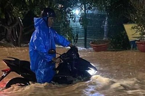 Mưa lớn kèm sấm chớp, nhiều tuyến đường Đà Nẵng thành sông, người dân lội nước về nhà