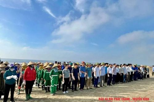 Phường Nam Sầm Sơn đồng loạt ra quân dọn vệ sinh môi trường biển