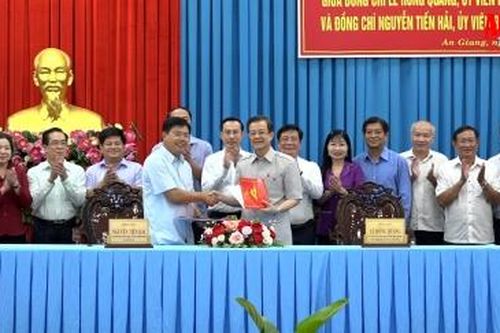 Bàn giao nhiệm vụ Bí thư Tỉnh ủy An Giang