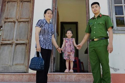 Công an xã Lộc Bình kịp thời tìm kiếm và bàn giao cháu bé đi lạc cho gia đình