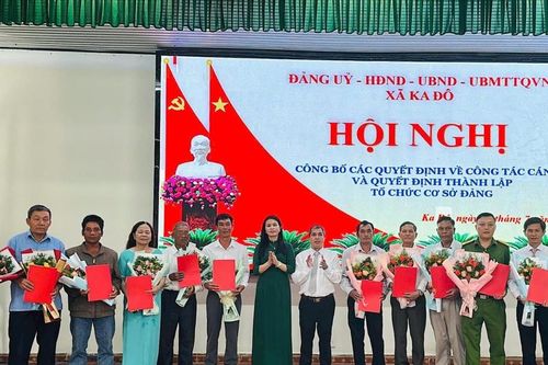 Xã Ka Đô công bố các quyết định về công tác tổ chức, cán bộ