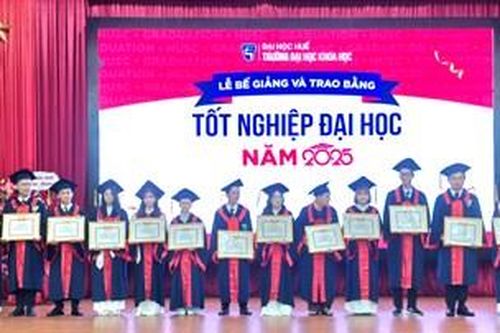 Trao bằng tốt nghiệp cho 447 sinh viên