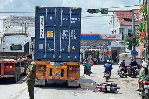 TP.HCM: Xe container va chạm xe máy, cụ bà tử vong thương tâm