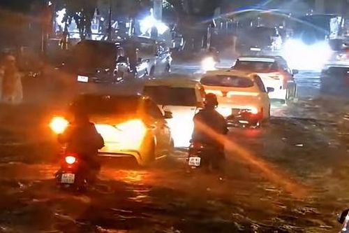 Đường phố Đà Nẵng ngập sâu sau mưa lớn, người dân bì bõm đẩy xe về nhà