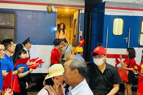 Sân bay Vinh tạm đóng cửa, khách chuyển sang đi tàu, đường sắt nối thêm toa phục vụ