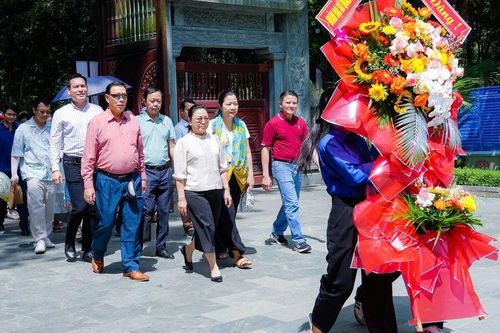 Đại sứ đặc mệnh toàn quyền Lào dâng hương tưởng niệm Chủ tịch Hồ Chí Minh tại Khu di tích Kim Liên