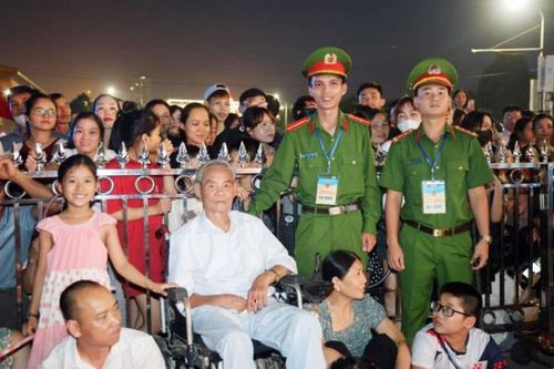 Công an Bắc Ninh hỗ trợ kịp thời 20 trẻ bị lạc trong đêm bắn pháo hoa