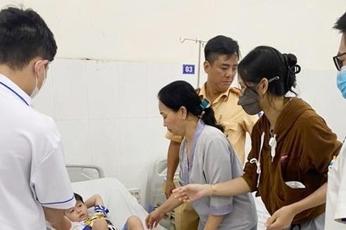 CSGT đưa bé trai 4 tuổi nguy cơ vỡ bàng quang vào viện cấp cứu kịp thời