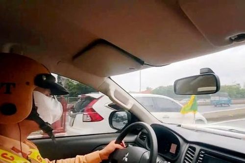 Vợ cầu cứu CSGT khi chồng có dấu hiệu đột quỵ trên đường