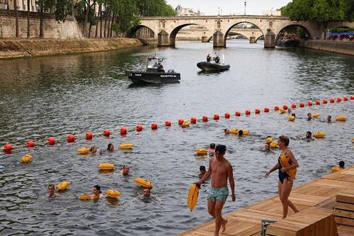 Người dân Paris giải nhiệt trong làn nước mát sông Seine sau hơn một thế kỷ