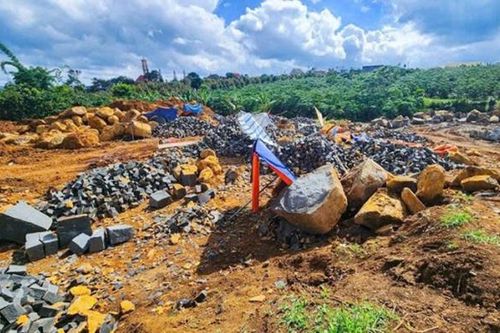 Điểm khai thác đá chẻ trái phép 'núp' trong rẫy cà phê