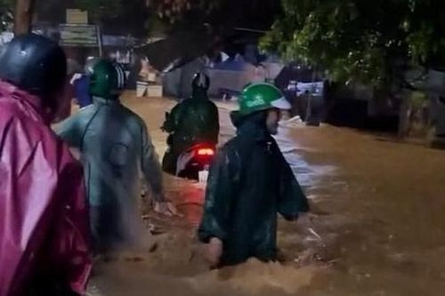Công an phường Hải Vân giải cứu 6 thanh niên bị nước lũ cô lập trong đêm