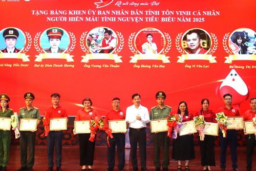 Chương trình 'Hành trình Đỏ - Giọt hồng miền non nước' tiếp nhận 670 đơn vị máu