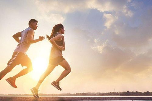 Vừa chạy vài km, cô gái ngất xỉu co giật, chàng trai suýt tổn thương tim: Bác sĩ cảnh báo sai lầm nhiều người mắc phải