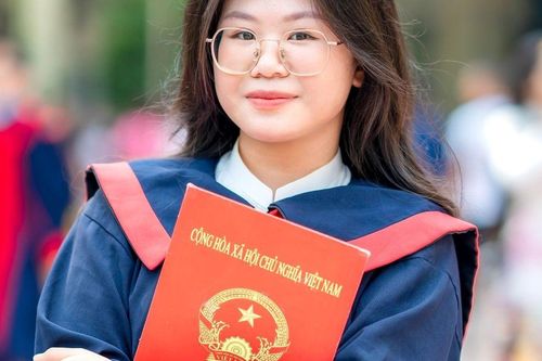 Nữ sinh 'trường làng' trúng tuyển 3 trường chuyên: Chiếm trọn tình cảm của bạn bè và thầy cô bởi tính cách này
