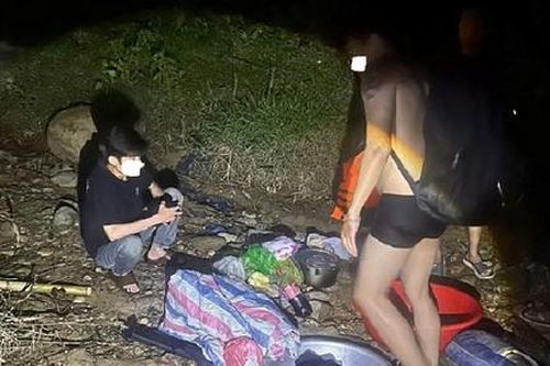 Công an phường Hải Vân giải cứu 6 người bị cô lập bởi nước lũ lớn