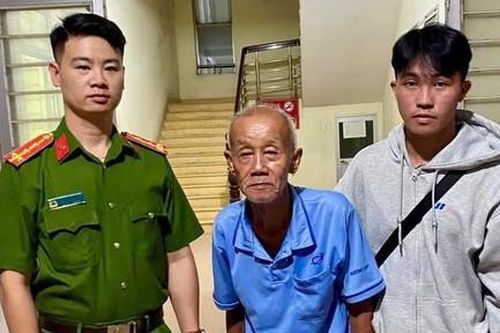 Công an xã giúp ông lão đi bộ lạc đường hơn 100 km tìm được thân nhân