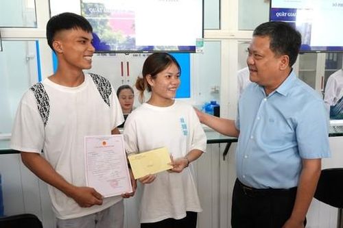Chủ tịch tỉnh tặng quà đôi uyên ương đầu tiên đăng ký kết hôn