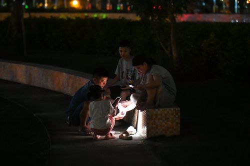 Công viên 260 tỷ đồng tối om ở Hà Nội, dân phải dùng đèn pin đi bộ mỗi tối