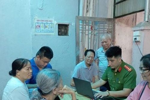 Tây Hồ hướng dẫn đảng viên cài đặt ứng dụng giải quyết thủ tục hành chính của Đảng