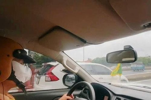 Cảnh sát giao thông Hà Nội đưa người bị đột quỵ đi cấp cứu kịp thời