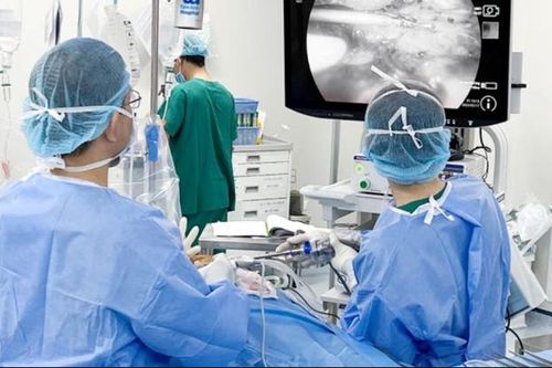 Người đàn ông 50 tuổi suýt hoại tử tay vì viêm tắc mạch máu thừa nhận 1 sai lầm nhiều nam giới Việt mắc phải