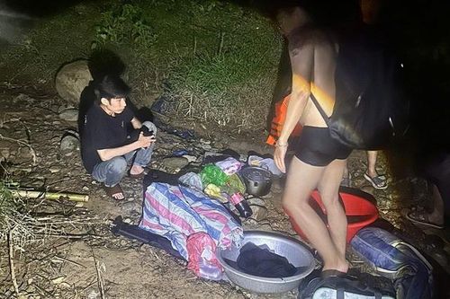 Giải cứu nhóm người bất ngờ bị cô lập bởi nước lớn đổ về trong đêm