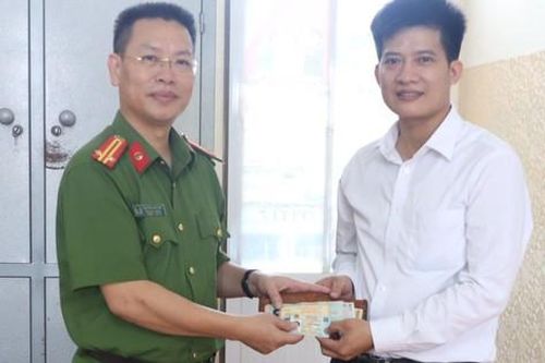 Trên đường đến nhà chị gái, Trung tá công an nhặt được số tiền lớn cùng nhiều giấy tờ cá nhân