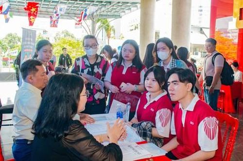 Nhiều bệnh viện 'đặt chỗ' tuyển dụng sinh viên ngành Y trước khi tốt nghiệp
