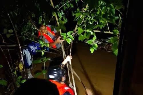 Người đàn ông bị lũ cuốn bám vào bụi cây được cứu kịp thời