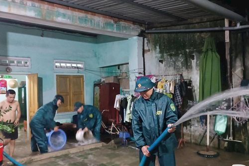 TP Đà Nẵng:Mưa lớn gây ngập nước, Bộ CHQS giúp người dân dọn đồ đạc