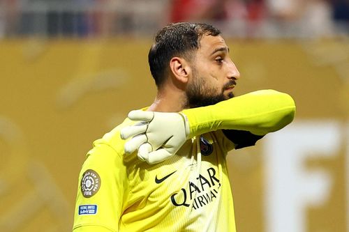 Neuer phẫn nộ với Donnarumma