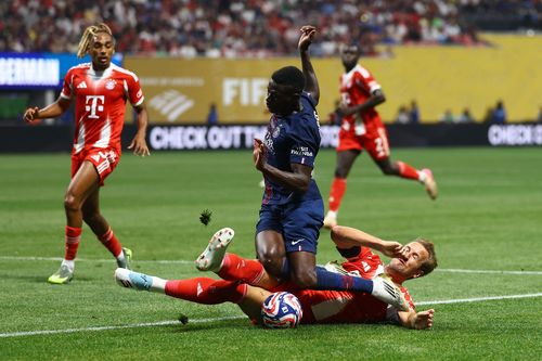 Kane tắc bóng khiến Mendes ngã 'chổng vó'