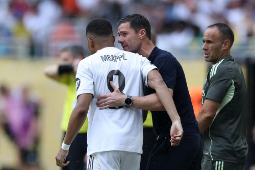 HLV Alonso gay gắt với Mbappe
