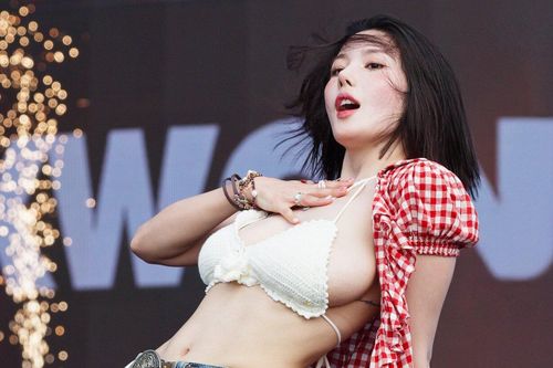 Kwon Eun Bi táo bạo ở lễ hội nước
