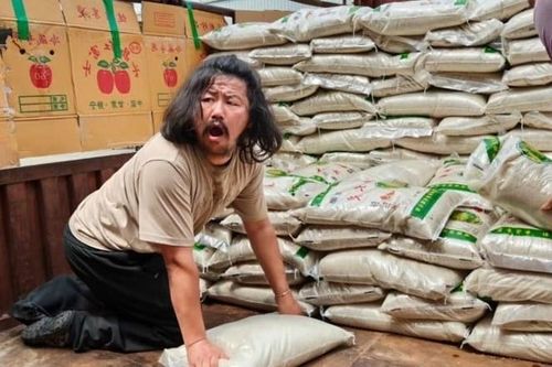 Người nhặt ve chai gây sốc khi ủng hộ 5 tấn gạo ở Trung Quốc