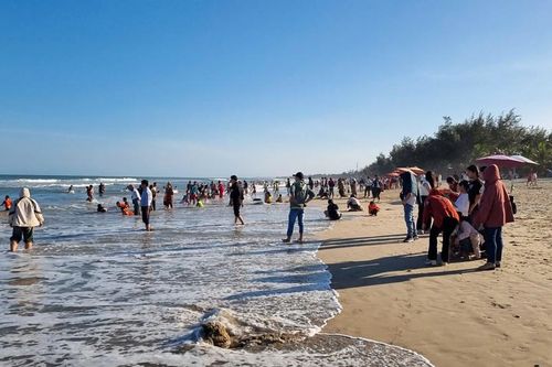Kịp thời cứu hai mẹ con đuối nước khi tắm biển Mỹ Khê