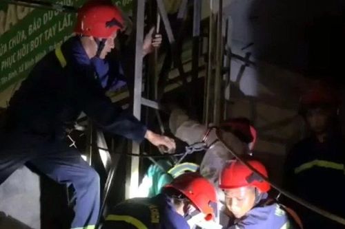 Đồng Nai: Giải cứu người đàn ông mắc kẹt trên biển quảng cáo