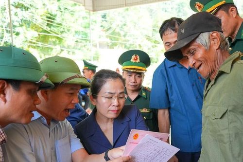 Nghệ An: Trao Giấy chứng nhận quyền sử dụng đất cho đồng bào Đan Lai