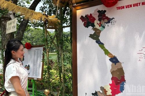 Người dân thích thú 'tìm quê' sau ngày sáp nhập tại triển lãm bản đồ da độc đáo