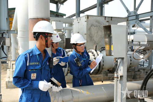 Kinh tế tăng tốc nhưng không chủ quan